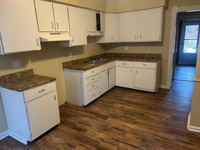 Building Photo - 3 Bedroom House