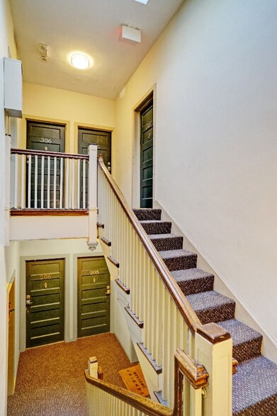 Primary Photo - 402 N Delaware St