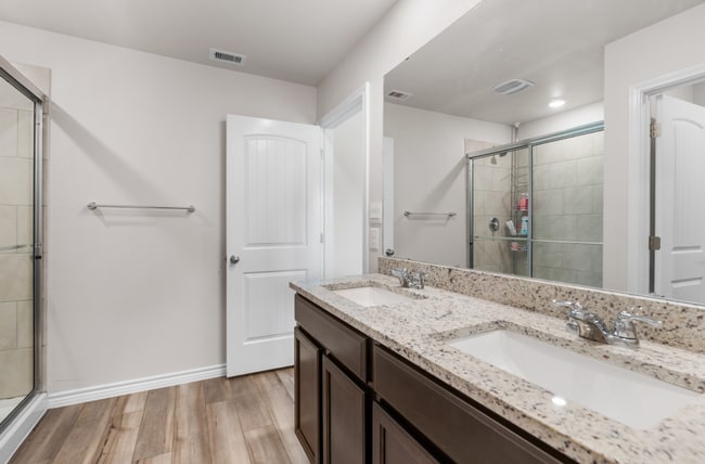 Building Photo - Rental Listing – London ISD