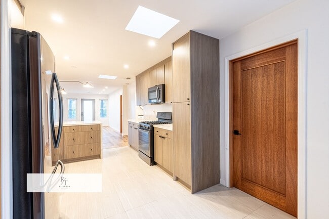 Building Photo - Limited-Time Special: $1,000 off the first month’s rent! Spacious 4-Bed, 3-Bath Home in Los Angel...