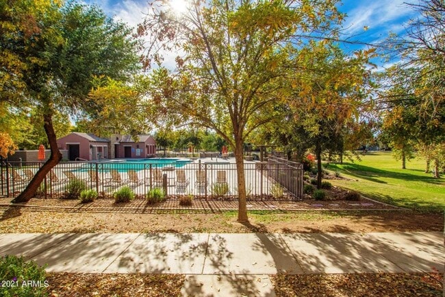 Building Photo - GORGEOUS home in THE KNOLLS at Power Ranch!