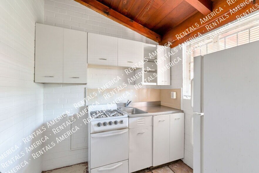 Building Photo - 947 N Alvernon Way