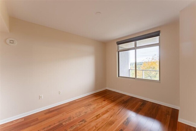 Building Photo - 54 Rainey St