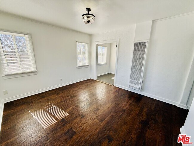 Building Photo - 3883 S Gramercy Pl