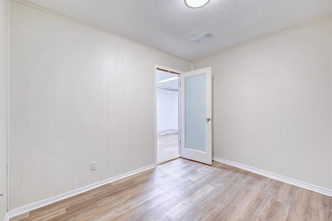 Building Photo - 200 Woodmont Dr