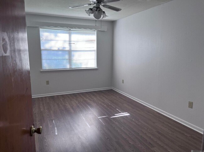 Building Photo - 3135 Woodcrest Dr