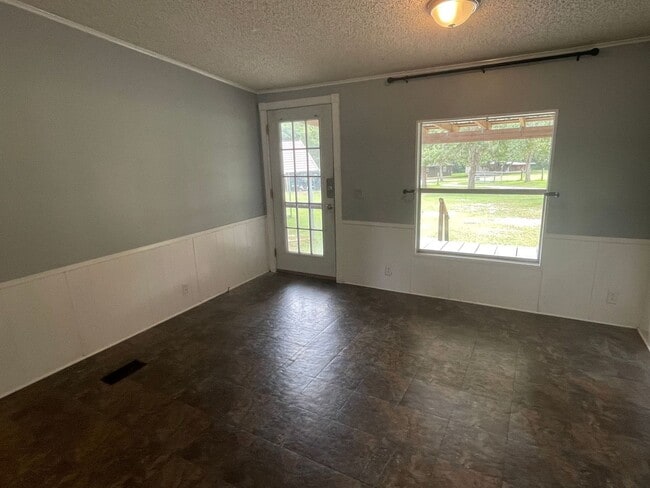 Building Photo - 3 BEDROOM LOCATED ON SHADED ACRE LOT