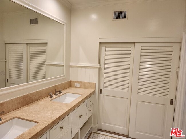 Building Photo - 1546 Palisades Dr