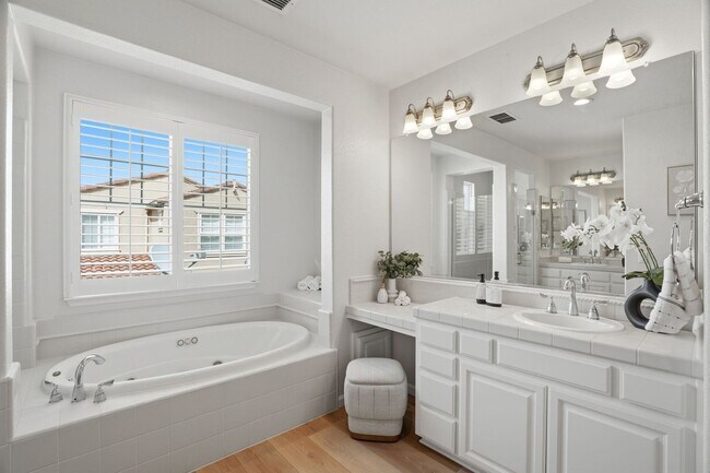Building Photo - BRIGHT, OPEN RESIDENCE IN RIVERMARK HOME WITH EXCELLENT LAYOUT