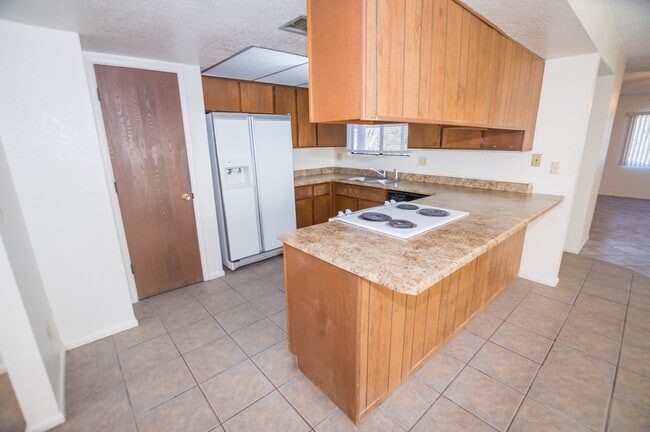 Building Photo - Welcome to this delightful 3-bedroom, 2-ba...