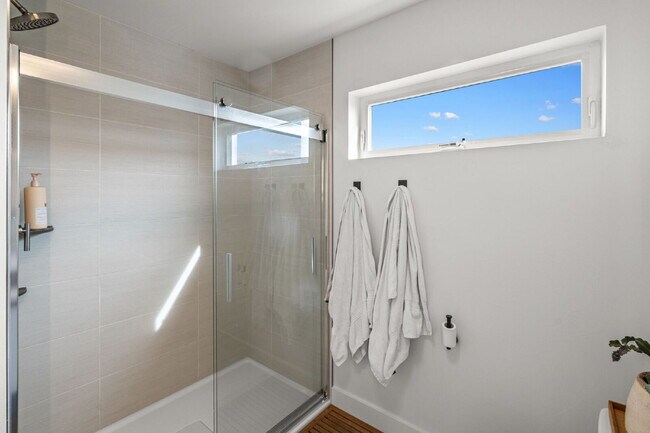 Building Photo - Modern Luxury in this end unit Blondie Condo