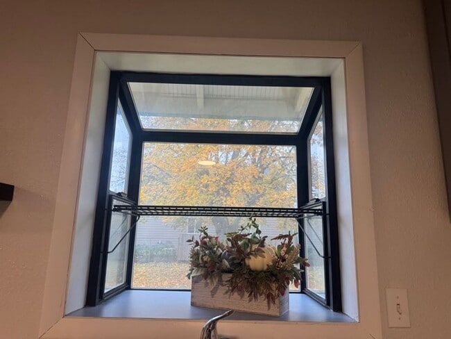 Building Photo - Large 2 bedroom duplex