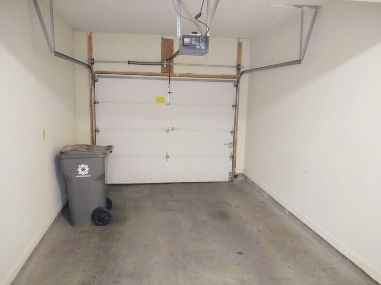 Building Photo - Allen Street