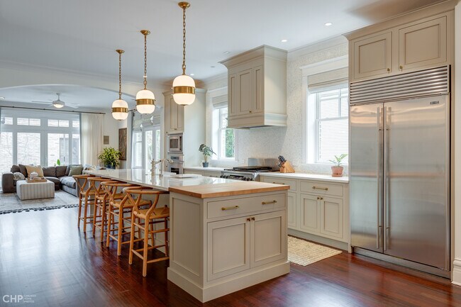 Building Photo - 2663 N Marshfield Ave