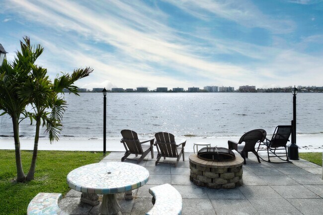 Primary Photo - 1432 S Lakeside Dr