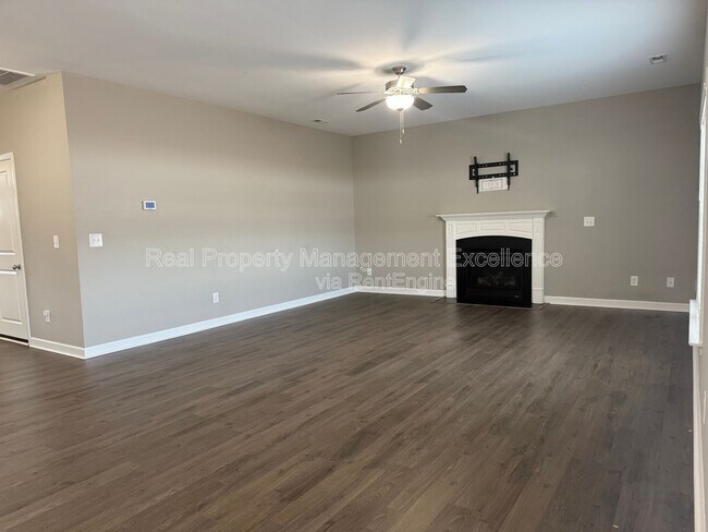 Building Photo - 432 Fallingbrook Dr