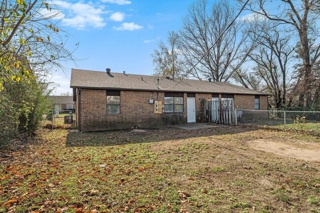 Building Photo - 2409-2411 Magnolia St