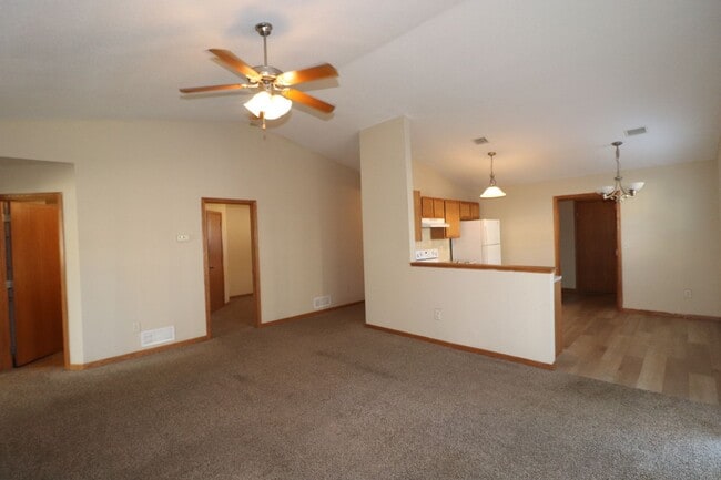 Building Photo - Spacious Duplex for Rent