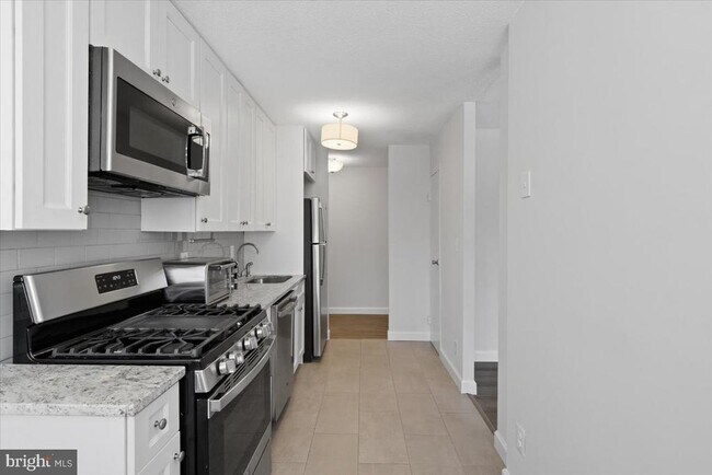 Building Photo - 1301 S Arlington Ridge Rd