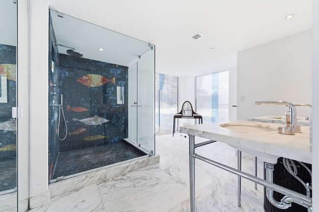 Building Photo - 529 S Flagler Dr