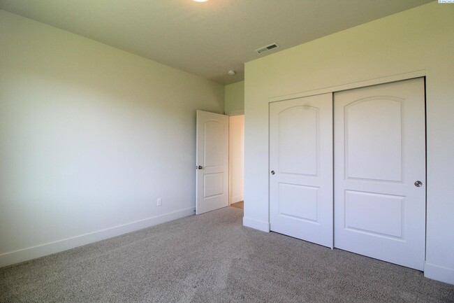 Building Photo - 4 Bed/2 Bath in South Richland Home