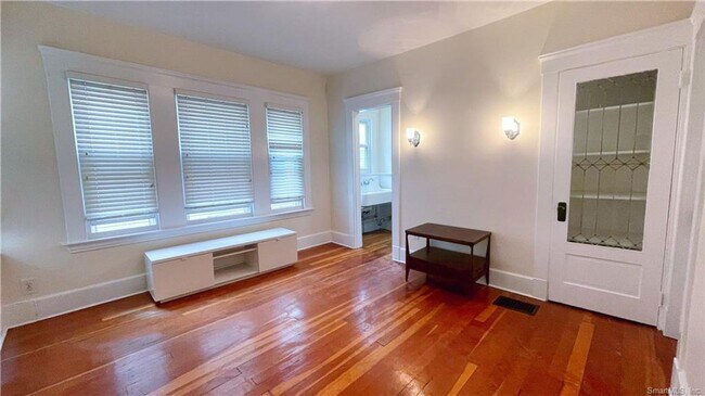 Building Photo - 134 Mansfield St