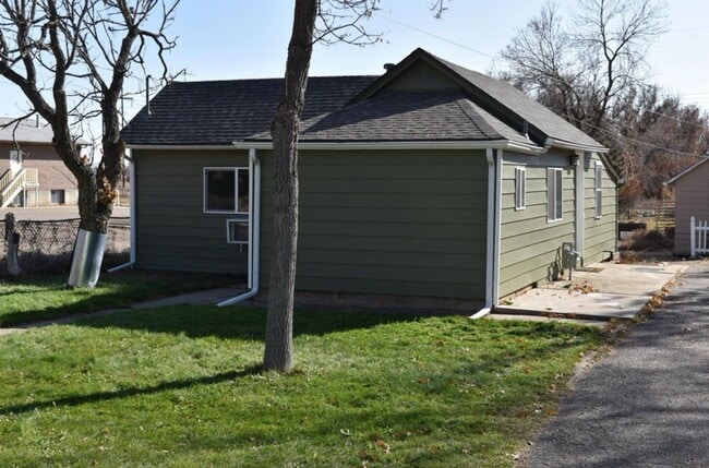 Building Photo - 2105 3rd Ave
