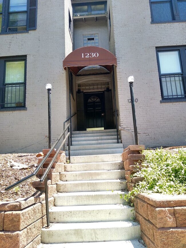 Building Photo - Top Floor 1 Bedroom in Historic Capitol Hill
