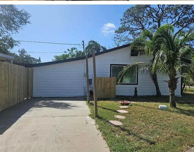 Building Photo - 2735 Boca Ciega Dr N
