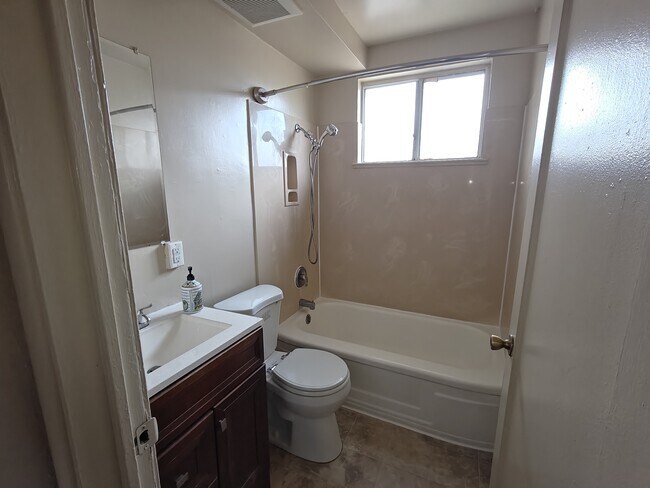 Building Photo - 263 Elmwood Ln