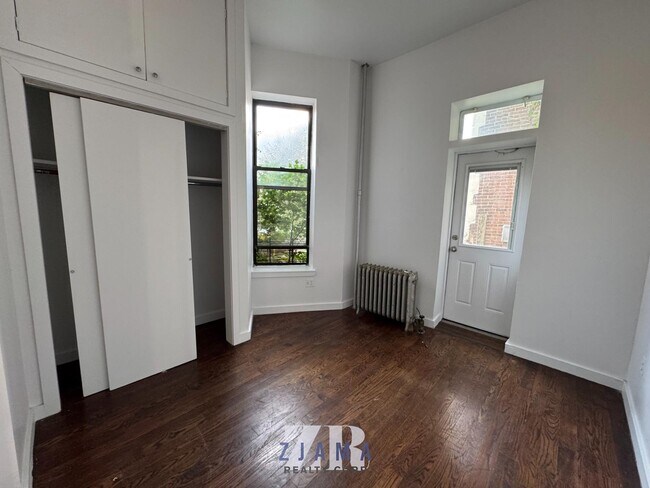 Building Photo - 68 Putnam Ave