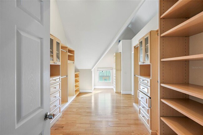 Building Photo - 832 Bay St NE