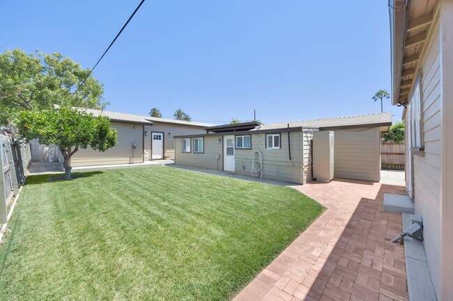 Building Photo - 3 Bedroom, 1 Bathroom Home – Ideal for Stu...