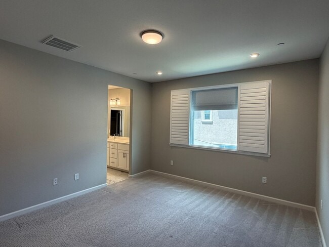 Building Photo - 700 Apricot Cir