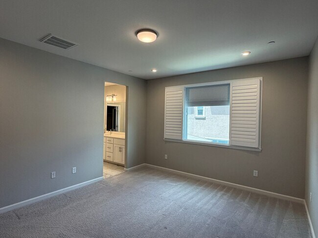 Building Photo - Welcome to 700 Apricot! Located in the heart of Vacaville.