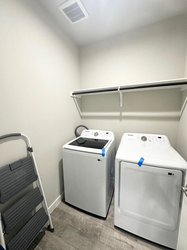 Building Photo - 5 Bedroom 4 Bathroom Ready to Rent ASAP!