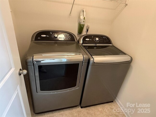 Building Photo - 5008 Centerview Dr