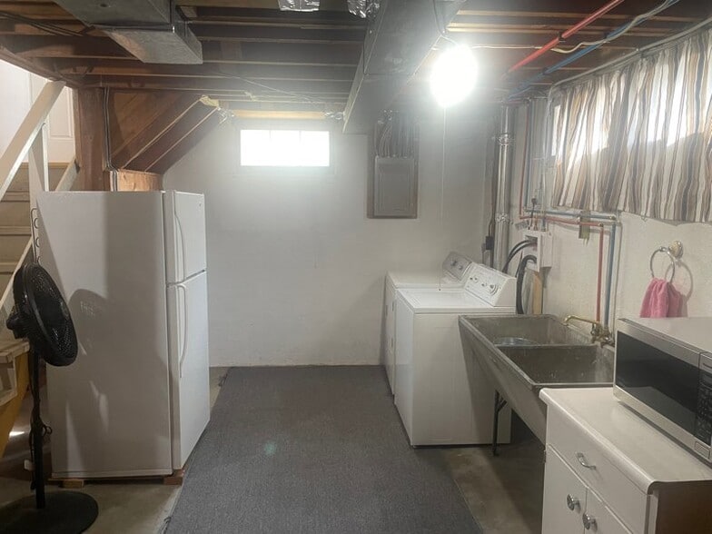 Building Photo - 778 4th Ave W
