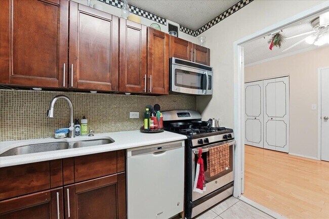 Building Photo - 45 River Dr S