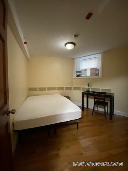 Building Photo - 154 Magazine St