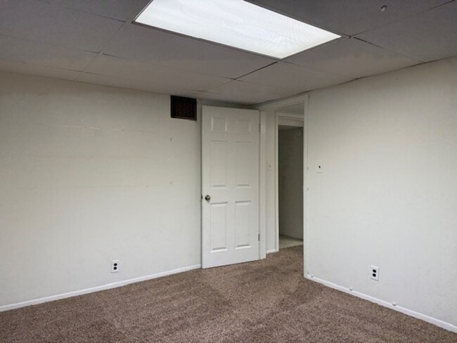 Building Photo - House For Lease
