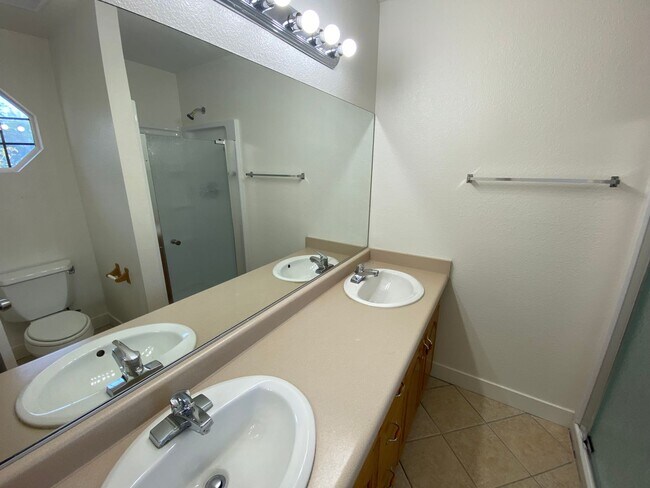 Building Photo - 4-BEDROOM HOUSE. REMODELED KITCHEN-NO HOA!