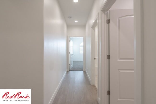Building Photo - 3 Bedroom Single-Level Home In Quiet St. G...