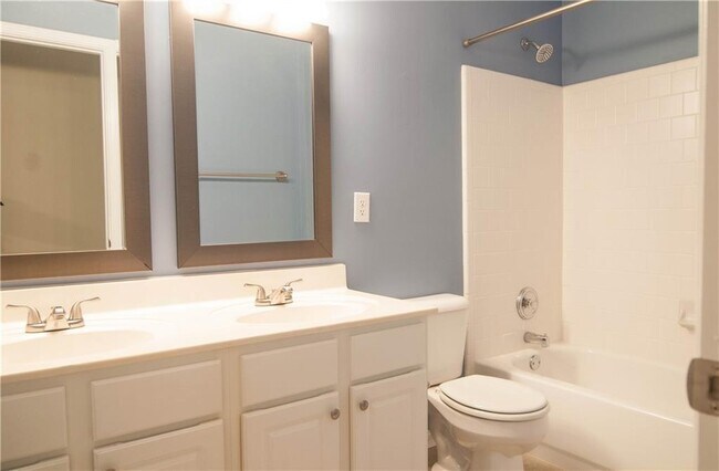 Building Photo - 558 Lullingstone Dr SE