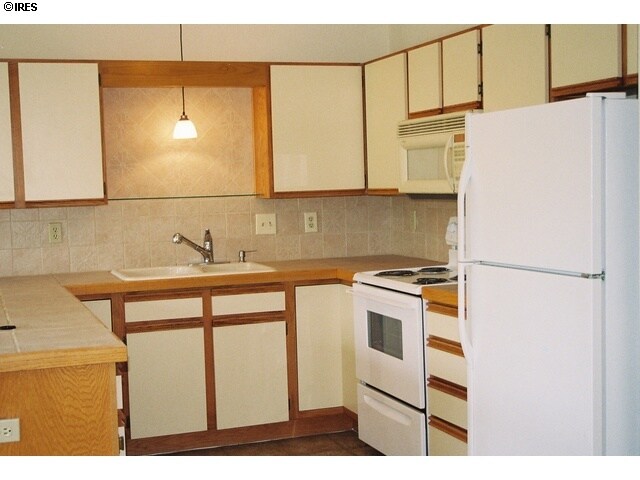 Building Photo - 1621 Underhill Dr