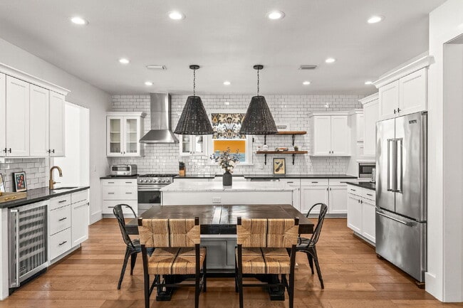 Building Photo - Experience Elegance and Comfort: Spacious ...