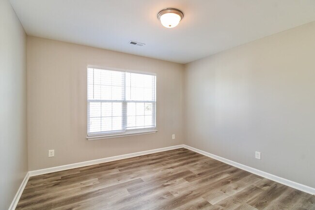 Building Photo - 1220 Maple Ridge Dr