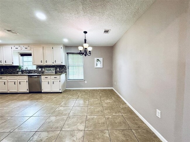 Building Photo - 2413 Kingsdale Dr