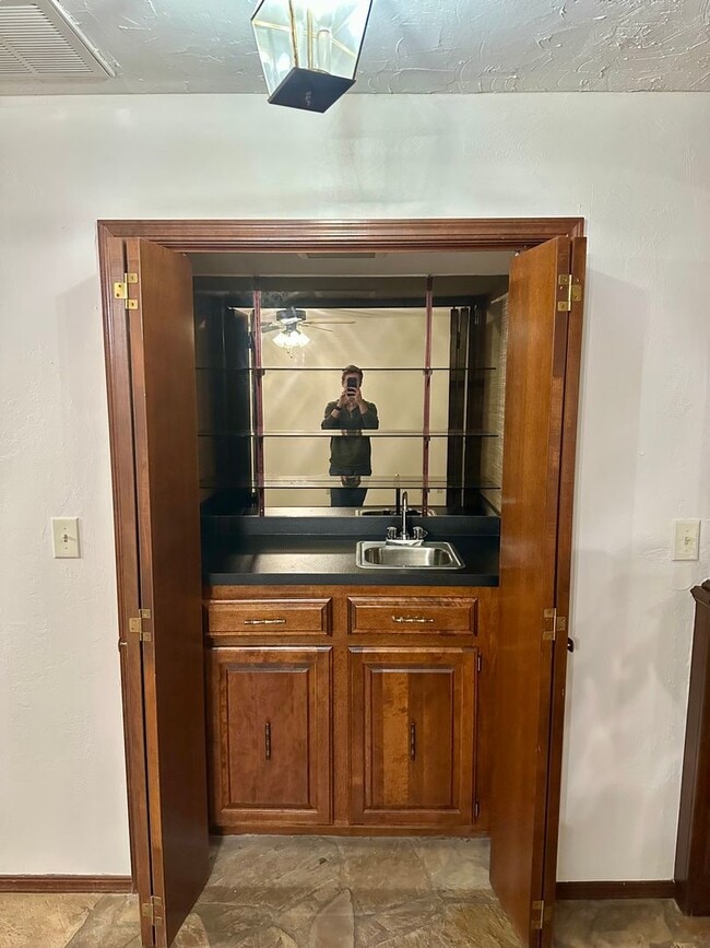 Building Photo - Immaculate major remodeled executive home in West Norman