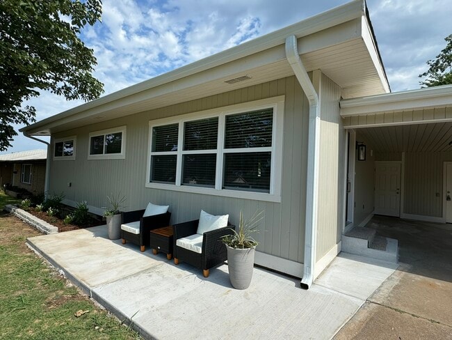 Building Photo - 1442 E Broadway St